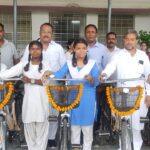 शाला प्रवेश उत्सव,,मेयर रामशरण और सभापति शेख नजीरुद्दीन ने बच्चों को तिलक लगाकर पहनाई माला,,बालिकाओं को साइकल भी की गई वितरण,,