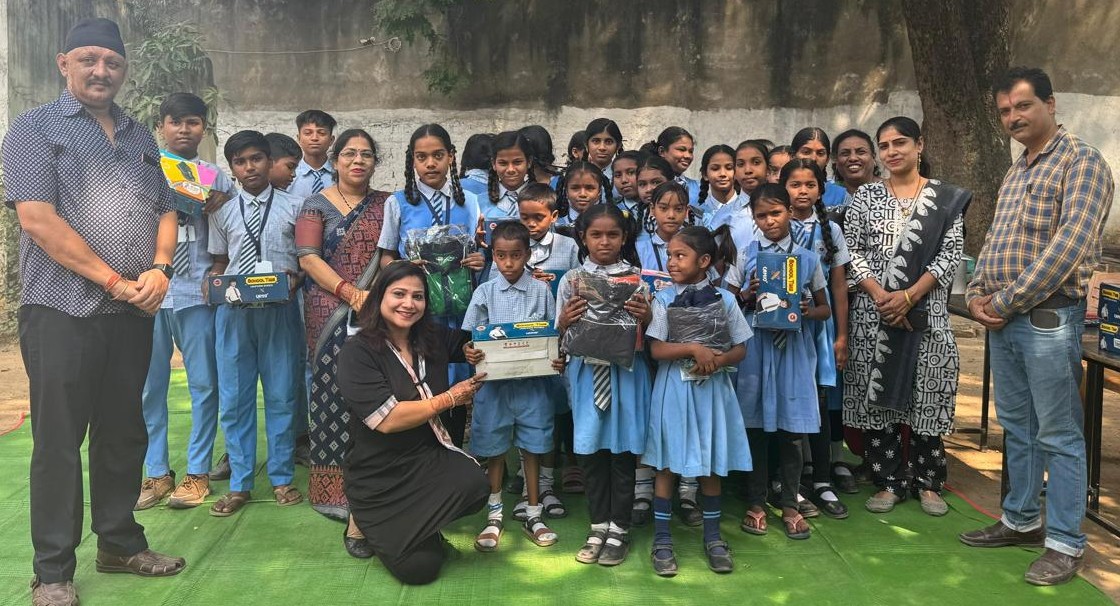 दिवाली पर्व पर स्कूली बच्चों को मिला ड्रेस और जूते का गिफ्ट,पायल एक नया सवेरा,एक ऐसी संस्था है जो जरूरतमंद लोगों के जीवन में  उमंग का संचार करने रौशनी की किरण पैदा करने काम कर रही है।